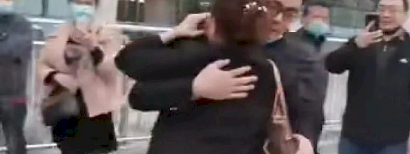 Terpisah 28 Tahun Lalu, Pemuda Ini Bertemu Ibu Kandung yang Tertukar di Rumah Sakit