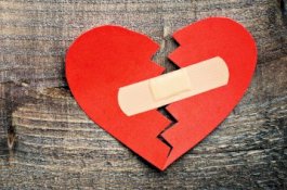 Tak Mampu Beli Hadiah Mahal untuk Calon Istri, Pria Ini Dilemparkan dari Lantai 2 oleh Calon Mertua