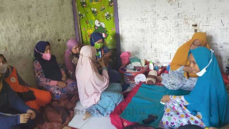 Siti Jainah (25) warga Kampung Gabungan Desa Sukapura Cidaun mengaku hamil dalam waktu singkat dan melahirkan bayi perempuan.(Foto:Istimewa)