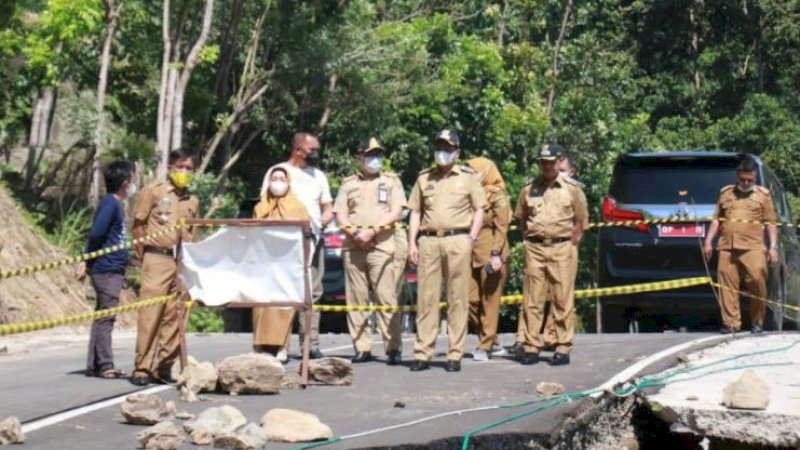 Bupati Barru, Suardi Saleh, mengunjungi jalan longsor di Kampung Tanru Tedong di Desa Kamiri, Kecamatan Balusu, Senin (1/3/2021).