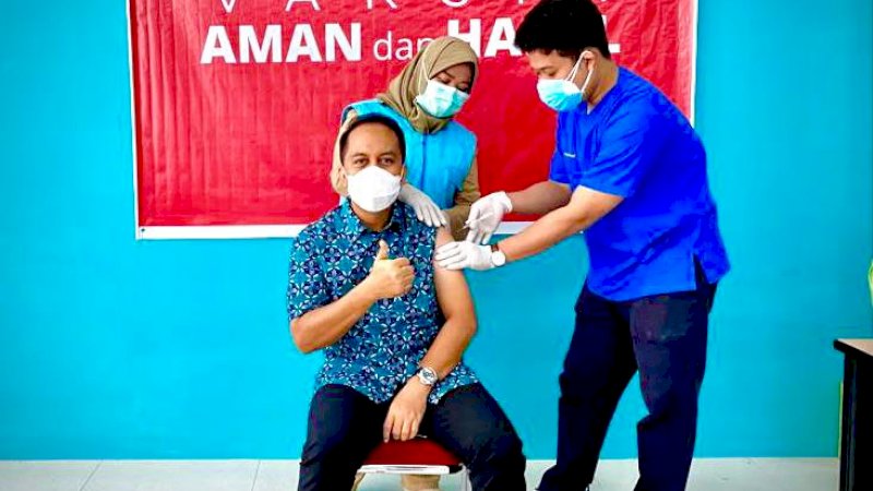 Region Head Bank Muamalat Regional Sulampua, Ahmad S Ilham menjalani vaksinasi Covid-19 di RSKD Dadi Makassar, Senin siang (1/3/2021).