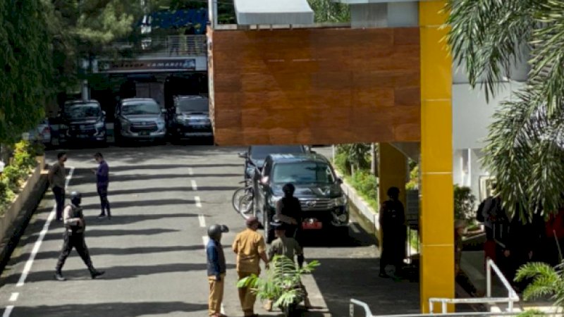 Datang dengan Dua Mobil, Tim KPK Geledah Kantor Dinas PU Sulsel Sejak Pukul 09.00