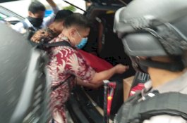 Enam Jam Geledah Kantor Dinas Pekerjaan Umum Sulsel, Tim KPK Pulang Bawa Tiga Koper