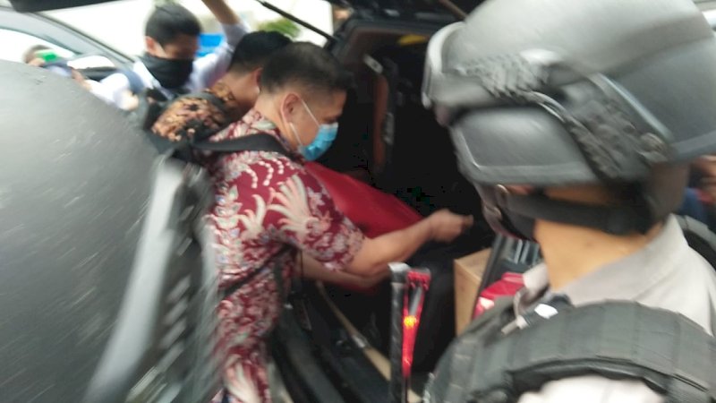 Enam Jam Geledah Kantor Dinas Pekerjaan Umum Sulsel, Tim KPK Pulang Bawa Tiga Koper