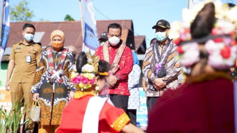 Tarian Pakkuru Sumanga, menyambut Menteri Koordinator (Menko) Bidang pembangunan Manusia dan kebudayaan (PMK) Republik Indonesia, Muhadjir Effendy, di Kabupaten Bantaeng, Selasa (2/3/2021).