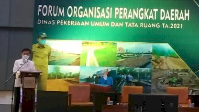 Kepala Dinas Pekerjaan Umum dan Tata Ruang (PUTR) Sulawesi Selatan, Rudy Djamaluddin, tampil membawakan sambutan.
