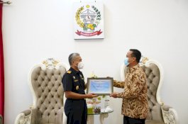 Apresiasi Kanwil Bea Cukai, Plt Gubernur Sulsel Beri Penghargaan