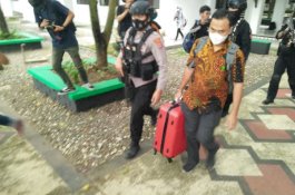 Enam Jam Geledah Ruang Biro Barang dan Jasa Sulsel, Tim KPK Bawa Keluar 3 Koper dan 2 Kardus