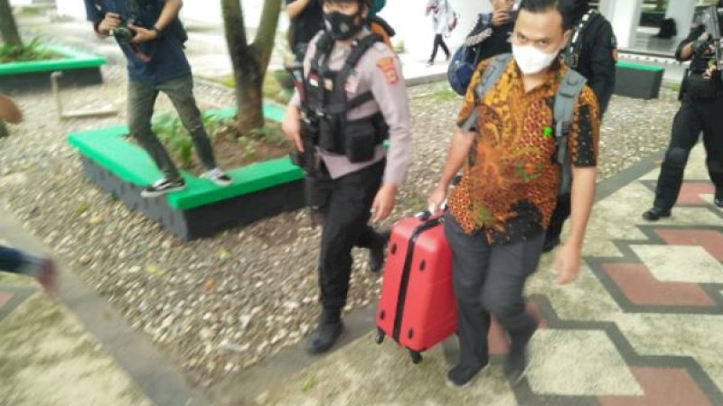 Koper yang dibawa tim KPK usai penggeladahan di Kantor Gubernur Sulsel, tepatnya di Ruang Biro Barang dan Jasa Setda Provinsi Sulsel.