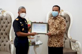 Diundang Khusus, Bea Cukai Sulawesi Bagian Selatan Dapat Penghargaan Gubernur
