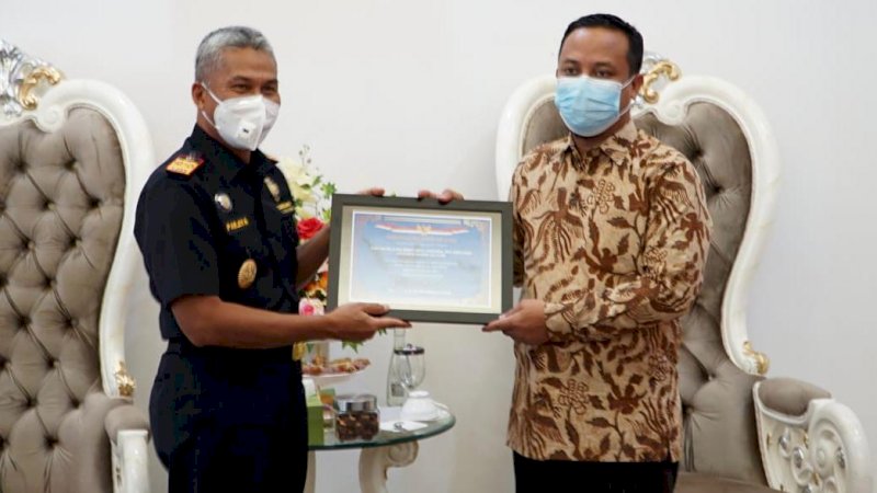 Diundang Khusus, Bea Cukai Sulawesi Bagian Selatan Dapat Penghargaan Gubernur