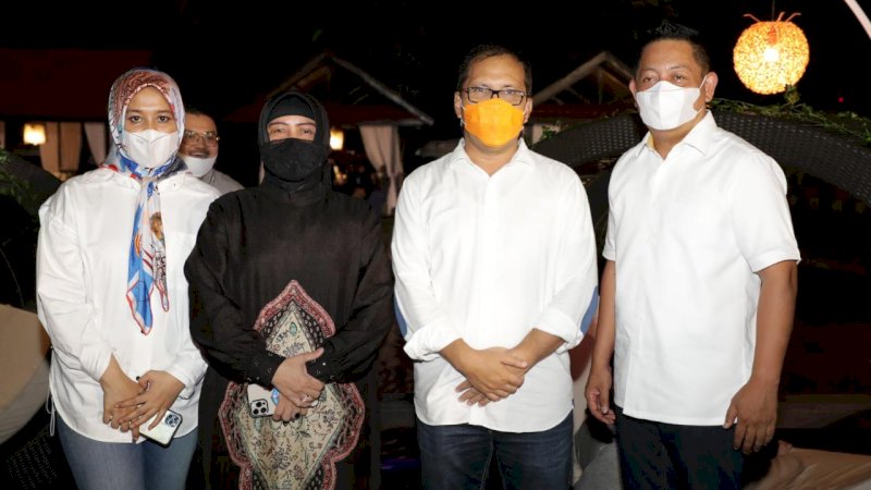 Rusdi Masse bersama istri, Fatmawati berfoto bareng dengan Moh Ramdhan Pomanto dan istrinya Indira Jusuf Ismail, (3/3).