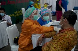 Tinjau Vaksinasi Pengurus MUI, Menkes Minta Masyarakat Bersabar Tunggu Vaksin