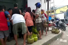 Abaikan Protokol Kesehatan, Warga Berdesak-desakan Agar Kebagian Elpiji 3 Kg