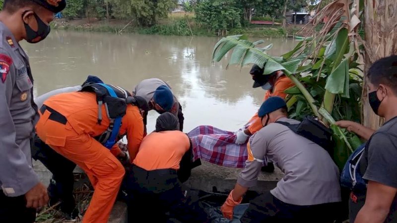 Proses evakuasi Salang, warga Desa Welado, Kecamatan Ajangale, Kabupaten Bone, yang ditemukan meninggal dunia di Sungai Walanae.