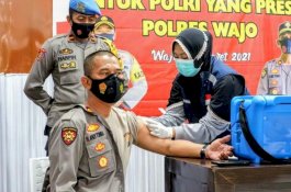 Personel Polres Wajo Jalani Vaksinasi COVID-19