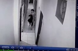 Usai Tikam Selebgram 16 Ribu Followers di Makassar, Pelaku Wanita Keluar Kamar Memakai Tanktop