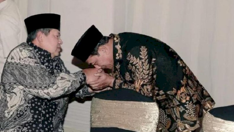 Momen Moeldoko mencium tangan SBY beberapa tahun silam.