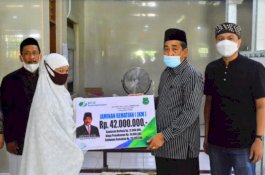 Serahkan Santunan Kematian Rp42 Juta untuk Imam Desa dari BPJamsostek, Bupati Sidrap Hibur Ahli Waris
