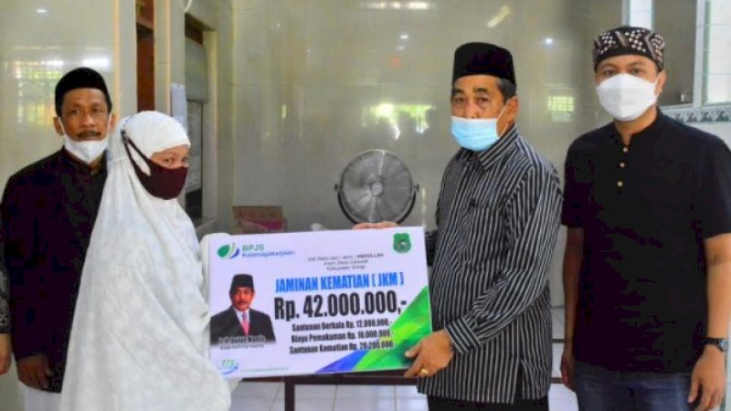 Serahkan Santunan Kematian Rp42 Juta untuk Imam Desa dari BPJamsostek, Bupati Sidrap Hibur Ahli Waris