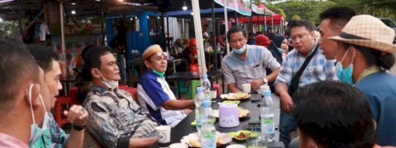Rindu Suasana Alun-Alun Barru, Suardi Saleh Sempatkan Bersantai dengan Segelas Teh Hangat