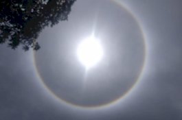 Penampakan Matahari Dilingkari Cincin Pelangi di Parepare, Pertanda Apa?