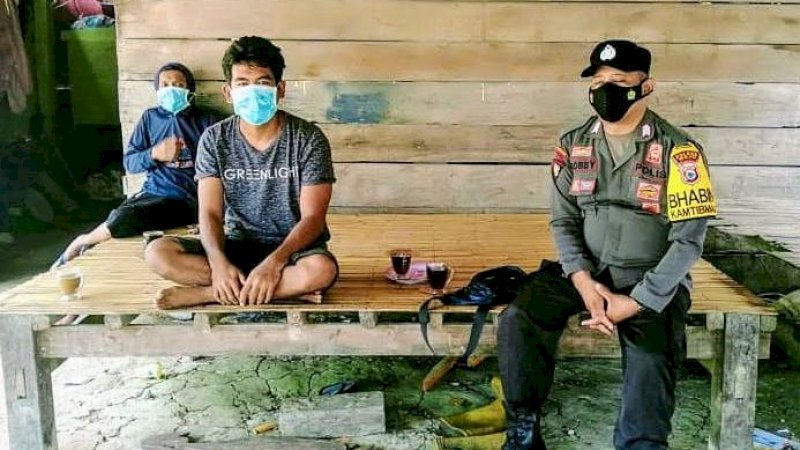 Bhabinkamtibmas Kelurahan Atakkae, Polsek Tempe, Polres Wajo, Bripka Robby Gunawan Kamal, saat menemui warga.