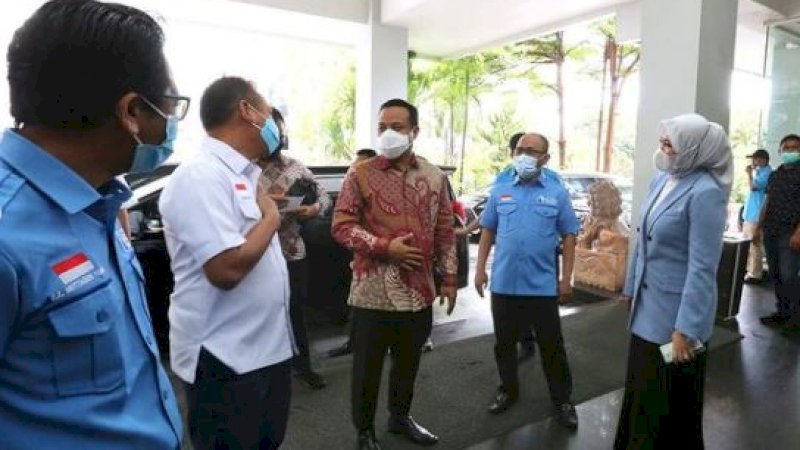 Plt Gubernur Sulsel, Andi Sudirman Sulaiman, bersama Wakil Wali Kota Makassar, Fatmawati Rusdi (kanan), dan para pengurus Partai Gelora.