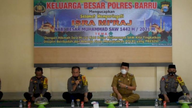 Polres Barru menggelar peringatan Isra Mikraj Nabi Muhammad saw 1442 Hijriah di Masjid Nurul Askar Polres Barru, Senin (8/3/21).