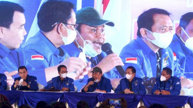 Pimpinan sidang Jhoni Allen Marbun (tengah) didampingi para kader lainnya menjawab pertanyaan wartawan saat Kongres Luar Biasa (KLB) Partai Demokrat di The Hill Hotel Sibolangit, Deli Serdang, Sumatra Utara, Jumat (5/3/2021). Berdasarkan hasil KLB tersebut, Moeldoko terpilih menjadi Ketua Umum Partai Demokrat. - Antara/Endi Ahmad