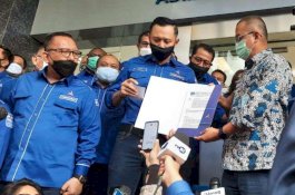 Datangi Kemenkumham, AHY Bawa Dua Boks Bukti KLB Demokrat Moeldoko Ilegal