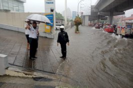 Hujan Deras Guyur Kota Makassar, Danny Imbau Warga Perhatikan Hal Ini