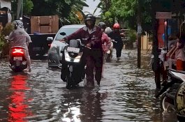 Nekat Terobos Banjir, Puluhan Motor Mogok di Waduk Tunggu Pampang