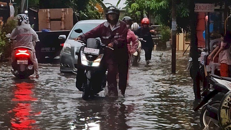 Nekat Terobos Banjir, Puluhan Motor Mogok di Waduk Tunggu Pampang