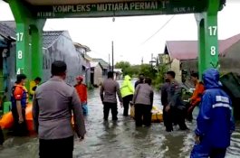 Bersama Tim SAR Gabungan, Sabhara Polres Gowa Evakuasi Korban Banjir di Manggarupi
