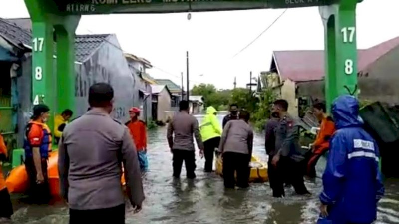 Bersama Tim SAR Gabungan, Sabhara Polres Gowa Evakuasi Korban Banjir di Manggarupi