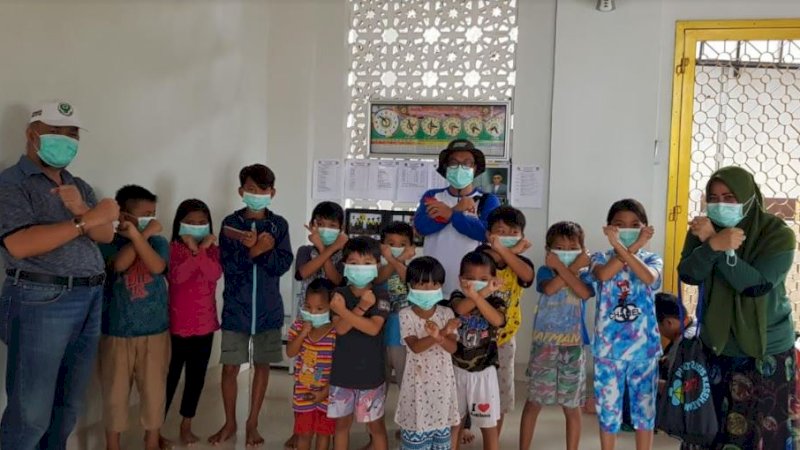 Banjir di tengah pandemi, tim yang turun ke lapangan juga membagikan masker.