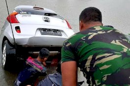Aksi Marinir Hanya Butuh 30 Menit Angkat Mobil Tenggelam Banjir Makassar