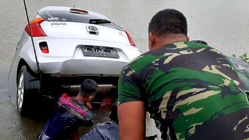 Aksi personel Yonmarhanlan VI saat menderek mobil yang tenggelam. (Foto: Yonmarhanlan VI)