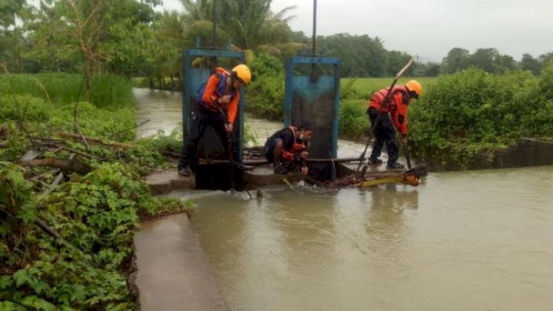 Tim dari Basarnas Makassar masih melakukan pencarian dengan menyisir aliran sungai, Kamis (11/3/2021).