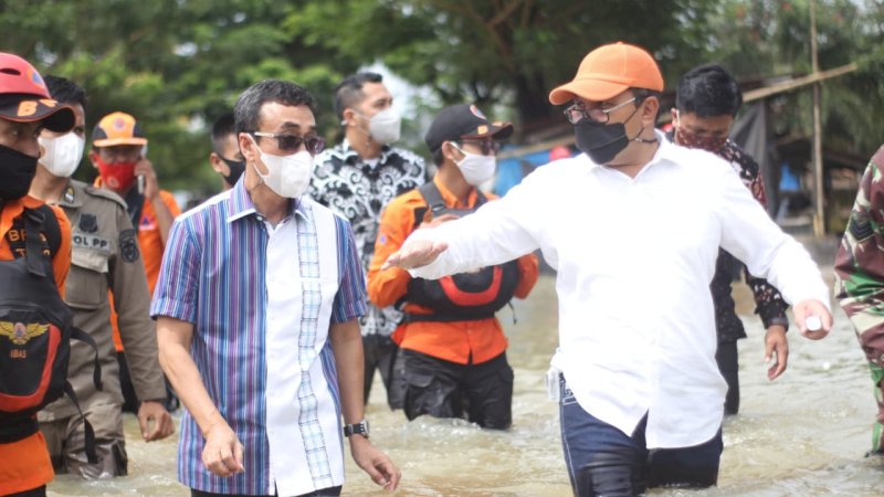 Ketika Wali Kota Makassar,  Moh Ramdhan Pomanto meninjau lokasi banjir di Kodam III Kecamatan Biringkanaya, Kamis, (11/3/2021).