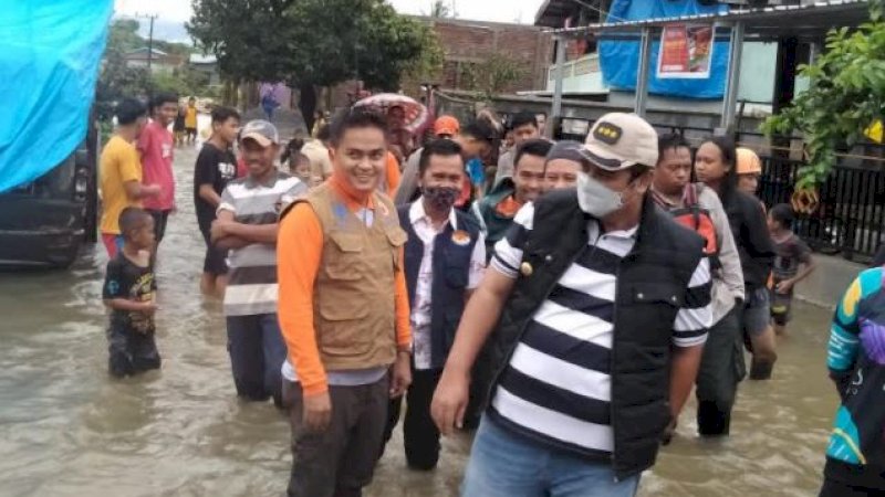 Bupati Maros, Chaidir Syam (depan), turun langsung melihat titik-titik yang mengalami kebanjiran.