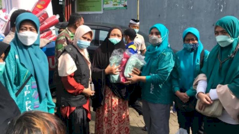 Tim Penggerak Pemberdayaan Kesejahteraan Keluarga (TP PKK) Provinsi Sulawesi Selatan turut menyambangi pengungsi korban banjir di Makassar, Kamis (11/3/2021).