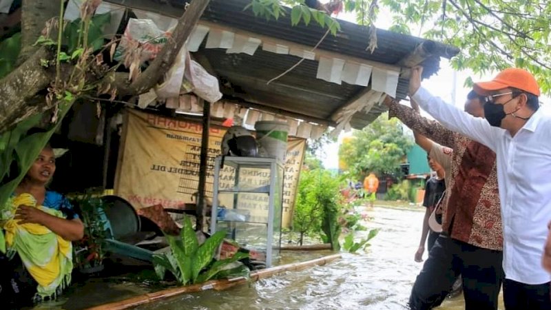 Wali Kota Makassar, Mohammad Ramdhan Pomanto, saat meninjau langsung lokasi banjir.