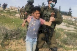 Terekam Kamera, Tentara Israel Seret Paksa 5 Bocah Palestina yang Tengah Asyik Bermain