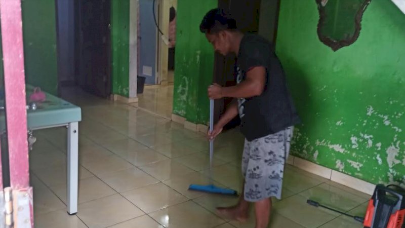 Warga di Perumnas Antang, Kecamatan Manggala, Kota Makassar, mulai membersihkan rumah usai dilanda banjir.