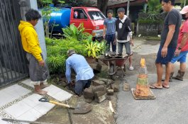 Cegah Terjadinya Genangan Air,  Petugas PDAM Makassar dan Warga Kompak Bersihkan Saluran Drainase