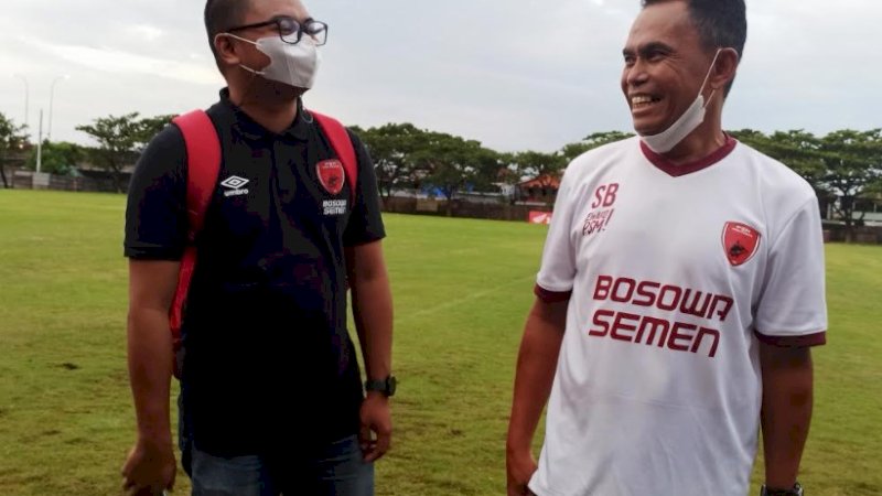 Pelatih PSM, Syamsuddin Batola (kanan).