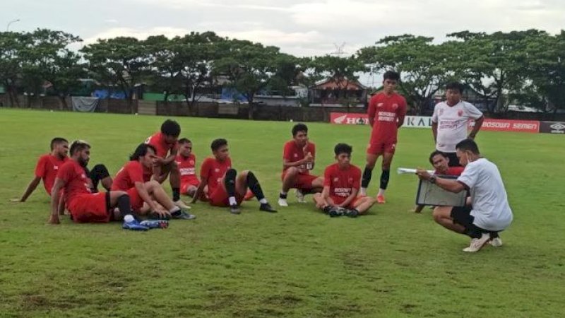 Skuat PSM Makassar saat menjalani latihan di Lapangan Bosowa Sport Center, Kota Makassar, Sabtu (13/3/2021).