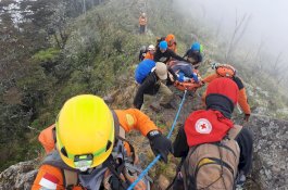 Tim SAR Upayakan Korban Jatuh di Gunung Lompobattang Tiba di Kaki Gunung Sore Ini